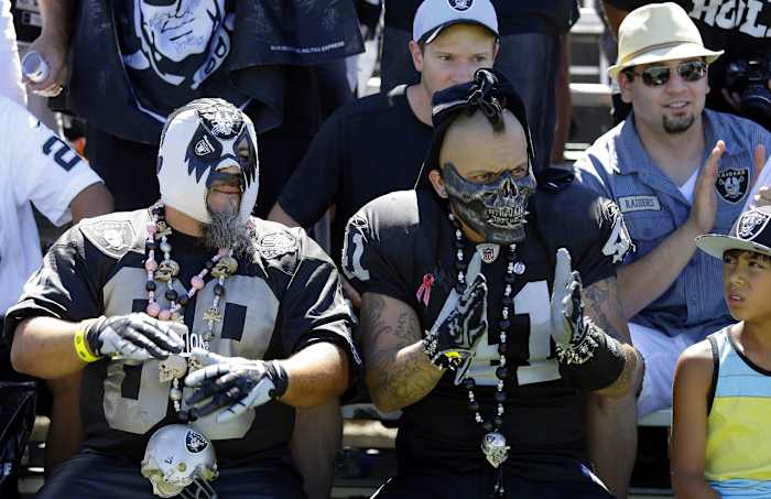 Oakland-Raiders-fans.jpg